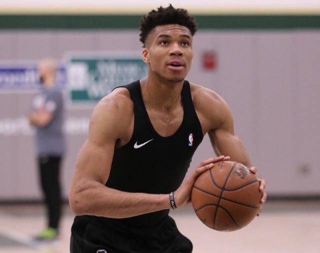 姆巴佩亮相 姆巴佩亮相